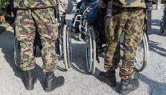 Soldat Eric Bayer misst den Blutdruck von Heimbewohner Christof Schiess.Bilder: Lisa Jenny