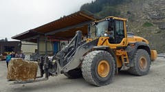 Auf dem Rundgang durch das Areal konnten alle Arbeitsschritte beobachtet werden, hier etwa der Transport von Steinen. (Bilder: Robert Hess, Alpnach, 14. September 2019)