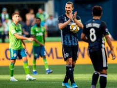 Zlatan Ibrahimovic beklatscht einen eigenen Torerfolg und einen weiteren Meilenstein seiner Karriere (Bild: KEYSTONE/AP The Seattle Times/REBEKAH WELCH)