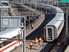 Der entgleiste ICE blockierte zeitweise zwei Geleise zwischen dem Badischen Bahnhof und dem Bahnhof SBB in Basel. (Bild: KEYSTONE/GEORGIOS KEFALAS)