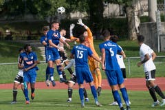 Getümmel vor der Buochser Tor: Luzerns Leonard Ukaj mit einem Kopfball gegen Buochs-Goalie Kevin Epp. (Bild: Boris Bürgisser, Luzern, 14. September 2019)