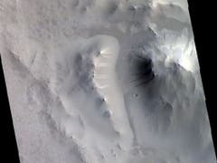 Dieses Bild zeigt markante helle und dunkle Streifen an Hängen in der Region Locras Vallis auf dem Mars. Forschende vermuten dahinter trockene Lawinenprozesse, die tatsächliche Ursache ist aber noch unklar. (Bild: ESA/Roscosmos/CaSSIS, CC BY-SA 3.0 IGO)