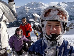 Spass und Bewegung im Schnee: der Bund erhöht auf kommenden Winter die Beiträge an die Skilager. (Bild: KEYSTONE/JUERG MUELLER)