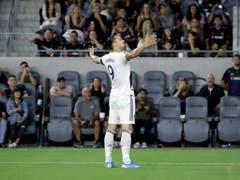 Der bei den Los Angeles Galaxy tätige Zlatan Ibrahimovic lässt sich feiern (Bild: KEYSTONE/AP/MARCIO JOSE SANCHEZ)