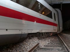 Der querstehende erste Wagen des entgleisten Intercity-Zuges (ICE) kam bloss 20 Meter vor einer Beton-Trennwand zum Stillstand. (Bild: KEYSTONE/GEORGIOS KEFALAS)