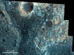 Dieses Bild ist besonders interessant, da die verschiedenen Schichten in den Wänden des kleinen Kraters oben im Bild freigelegt sind, was ein Fenster in die Vergangenheit öffnet. (Bild: ESA/Roscosmos/CaSSIS, CC BY-SA 3.0 IGO)
