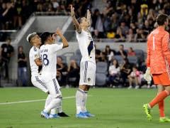 Auch der Tor-Jubel von Zlatan Ibrahimovic (Bildmitte) kann als eigene Marke betrachtet werden (Bild: KEYSTONE/AP/MARCIO JOSE SANCHEZ)
