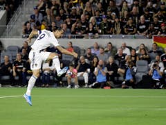 Zlatan Ibrahimovic in seinem Element, bei einem wuchtigen Abschluss (Bild: KEYSTONE/AP/MARCIO JOSE SANCHEZ)