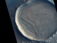 Dieser unbenannte Krater auf dem Mars ist mit Material gefüllt, das «faltig» aussieht. Dies deutet darauf hin, dass das Material einmal hierhin geflossen ist und wahrscheinlich eine Mischung aus Gestein, Eis oder Frost und anderen Bodenablagerungen beinhaltet. (Bild: ESA/Roscosmos/CaSSIS, CC BY-SA 3.0 IGO)