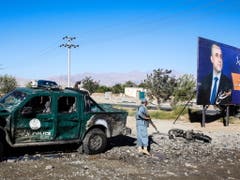 Selbstmordattentäter haben in Afghanistan im Vorfeld der Wahlen ein Blutbad veranstaltet. Bei zwei Selbstmordanschlägen kamen gegen 50 Personen ums Leben. Auf dem Wahlplakat ist Afghanistans Vizepräsident Amrullah Saleh zu sehen. (Bild: KEYSTONE/EPA/HEDAYATULLAH AMID)