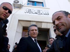 Derzeit im Gefängnis: Medienmogul Nabil Karoui (Mitte) hat es trotzdem in die Stichwahl um die tunesische Präsidentschaft geschafft. (Bild: KEYSTONE/AP/AMINE LANDOULSI)