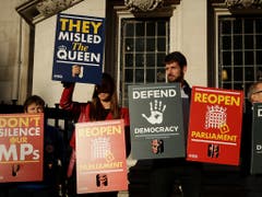 Brexit-Gegner demonstrieren am Dienstag vor dem obersten Gericht in London: Das Gericht muss darüber entscheiden, ob Premierminister Boris Johnson mit der verordneten Zwangspause des Parlaments gegen Recht verstossen hat. (Bild: KEYSTONE/AP/MATT DUNHAM)