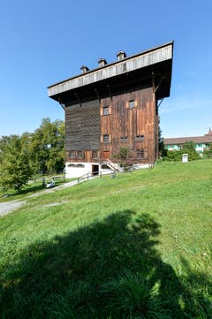 Das Wahrzeichen des Burgweier-Areals ist der Tröckneturm. Er ist das letzte Überbleibsel einer hier einst im 19. Jahrhundert angesiedelten Rotfärberei. Heute beherbergt der Turm Veranstaltungsräume und eine grosse Kolonie Mauersegler. (Bilder: Hanspeter Schiess - 16. September 2019)