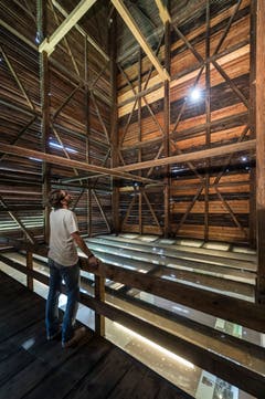 Rundgang im Tröckneturm. Das Gebäude diente ab 1828 dem Trocknen gefärbter Stoffbahnen. Bei schlechtem Wetter wurden sie innen aufgehängt, bei gutem an der Aussenseite. (Bilder: Hanspeter Schiess - 28. September 2016)