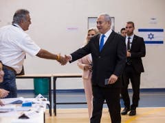 Premierminister Benjamin Netanyahu (rechts vorne) bei der Stimmabgabe. (Bild: KEYSTONE/EPA SIPA PRESS POOL/HEIDI LEVINE / POOL)