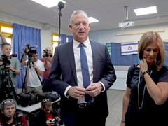 Benny Gantz mit seiner Frau nach der Stimmabgabe für die Parlamentswahlen in Israel. Er liefert sich mit der der Partei von Premier Netanyahu ein Kopf-an-Kopf-Rennen. (Bild: KEYSTONE/EPA/ATEF SAFADI)