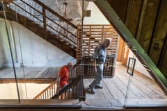 Hier trugen einst Arbeiter die die frisch gefärbten, nassen und gefalteten Stoffbahnen auf dem Buckel die Treppen hinauf.