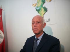 Jura-Professor Kaïs Saïed hat die erste Runde der Präsidentenwahl in Tunesien gewonnen. (Bild: KEYSTONE/AP/MOSA'AB ELSHAMY)