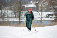 Ein legendäres Bild aus der jüngsten Geschichte des Burgweier-Areals: Aus Protest darüber, dass das Gebiet abgezäunt wurde, ging Stadtoriginal Albert Nufer hier langlaufen - und riskierte eine Anzeige wegen unbefugten Betretens von Privateigentum. (Bild: Hanspeter Schiess - 27. März 2007)