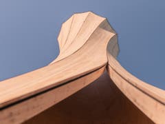 Geschwungene Holzelemente brauchten bisher energieintensive Maschinen, die das Holz in Form pressten. Mit der neuen Methode formt sich das Holz beim Trocknen selbst. (Bild: ICD/ITKE University of Stuttgart)