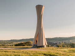 Der «Urbach Turm» im Remstal bei Stuttgart ist das erste Holz-Bauwerk aus grossen, sich selbst formenden Bauelementen. (Bild: ICD/ITKE University of Stuttgart)