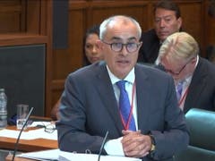 Ein vom obersten britischen Gericht zur Verfügung gestelltes Foto zeigt Lord David Pannick am Dienstag im Gerichtssaal. Er vertritt als Anwalt die Kläger, die sich gegen die von Premierminister Boris Johnson verfügte Zwangspause des Parlaments zur Wehr setzen. (Bild: KEYSTONE/EPA UK SUPREME COURT/SUPREME COURT / HANDOUT)