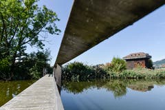 Der Steg am unteren der beiden Burgweier mit dem Tröckneturm im Hintergrund.