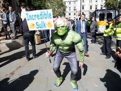 Vor dem Gerichtsgebäude in London hat am Dienstag auch ein als Comic-Helden Hulk verkleideter Rentner gegen Premierminister Boris Johnson demonstriert. Letzterer hatte einen skurrilen Vergleich zwischen Hulk und Grossbritannien gezogen. (Bild: KEYSTONE/EPA/FACUNDO ARRIZABALAGA)