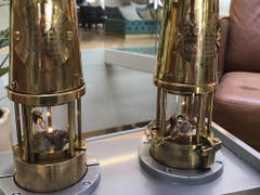 Die beiden Laternen mit der Olympischen Flamme kamen am Mittwoch in der Schweiz an. Der Flug mit den Lanternen führte von Athen nach Genf (Bild: KEYSTONE/JULIEN PRALONG)
