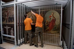Das Depot des Historischen Museums Obwalden zügelt vom alten Zeughaus ins Logistikzentrum nach Kägiswil. Hier hängen Zivildienstleistende von der Abteilung Kulturgüterschutz alte Gemälde zur Aufbewahrung in ein Bildergitter. (Bilder: Corinne Glanzmann, Kägiswil, 18. September 2019)