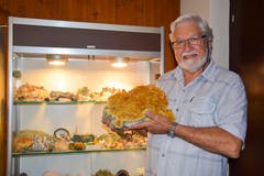 Funkeln um die Wette: Hans Altorfer präsentiert seine Mineraliensammlung. In der Hand: ein gelber Gips aus Peru. Bilder: Nicola Ryser