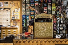 Im und ums Haus Guitar-Repairs dreht sich alles um Gitarren. Rund 300 Gitarren verschiedener Hersteller finden sich in den Geschäftsräumen.