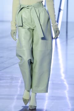 Ein mintgrünes Lederdress von Sally LaPointe. Bild: Getty Images