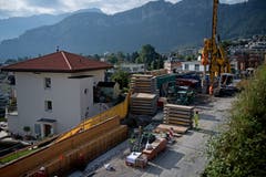 Die A2 in Hergiswil verläuft mitten durchs Dorf. Entsprechend nahe kommen die Bauarbeiten den Häusern. (Bild: Corinne Glanzmann, Hergiswil, 17. September 2019)