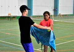 Joel Kunz bringt einer Juniorin während eines Trainingsspiel ihr Schweisstuch. (Bild: Alessandro Crippa)