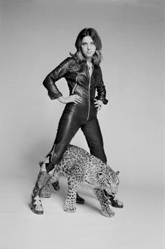 Kleines grosses Vorbild: Suzi Quatro posiert 1973 in Ganzkörper-Lederkluft. Bild: Getty Images