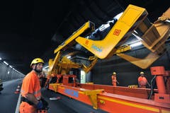 David Imholz (links) vom Amt für Betrieb Nationalstrassen (AfBN) steuert den Spezial-Hublader. (Bild: Urs Hanhart, Airolo, 16. September 2019)