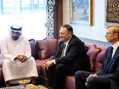 US-Aussenminister Pompeo (Mitte) führte am Donnerstag in Abu Dhabi Gespräche mit Kronprinz Mohamed bin Said Al Nahyan (l). (Bild: KEYSTONE/AP Pool AFP/MANDEL NGAN)