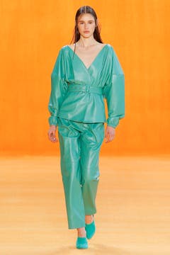 Leder muss nicht schwarz sein – Outfit von Sally LaPointe Bild: Getty Images