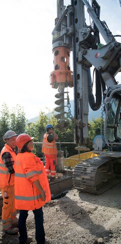 Für fast 800 Betonpfähle müssen die Löcher gebohrt werden. (Bild: Corinne Glanzmann, Hergiswil, 17. September 2019)
