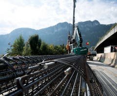Die Armierungseisen für die Betonpfähle liegen bereit. (Bild: Corinne Glanzmann, Hergiswil, 17. September 2019)