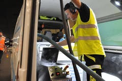 Ein Mitarbeiter einer privaten Reinigungsfirma füllt Trockeneis in ein Reinigungsgerät. (Bild: Urs Hanhart, 16. September 2019)