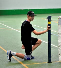 Am Netz wartet ein junger Mann auf den nächsten zu holenden Ball. (Bild: Alessandro Crippa)