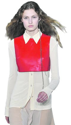 Weniger schrill als die Konkurrenz: Ein Outfit von Acne Studios. Bild: Getty Images