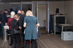 Die Konzertbesucher passieren beim Eingang Sicherheitsschleusen. (Bild: Boris Bürgisser, 2. September 2019)