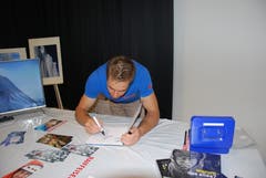 Der Urner Extrembergsteiger Dani Arnold gab eine Autogrammstunde. Bei dieser Gelegenheit konnten Interessierte das Buch «Warum das alles?» erwerben (Bild: Claudia Naujoks, 31. August 2019)
