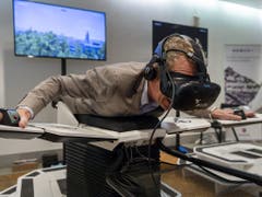 Flug über Zürich: Ein Besucher auf dem Flugsimulator von Birdly an der nationalen Konferenz Digitale Schweiz 2019 im Congress Center in Basel. (Bild: KEYSTONE/GEORGIOS KEFALAS)