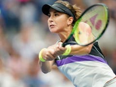 Belinda Bencic punktet mit der beidhändigen Rückhand. (Bild: KEYSTONE/EPA/RAY ACEVEDO)