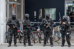 Schwer bewaffnete Polizisten sichern die Zufahrt der beiden Politiker. (Bild: Boris Bürgisser, 2. September 2019)