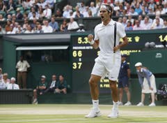 2014: Viertelfinal Wimbledon: Federer s. Wawrinka 3:6, 7:6 (7:5), 6:4, 6:4Zum ersten Mal kann Wawrinka Federer an einem Grand Slam einen Satz abnehmen. Dennoch jubelt am Ende der «Rasenkönig». Er zieht dank einem Vier-Satz-Sieg in den Halbfinal ein, wo er Milos Raonic ausschaltet und zum Schluss gegen Novak Djokovic den Final verliert. (Bild: Keystone)